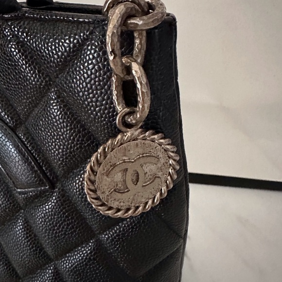 CHANEL Medallion Shoulder Bag Medium Black Leather Caviar Tote Quilted - Picture 7 of 14